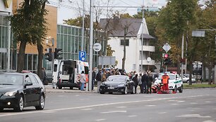 Kaune automobiliu &bdquo;Tesla&ldquo; partrenkė 15-metį