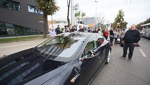 Kaune automobiliu &bdquo;Tesla&ldquo; partrenkė 15-metį