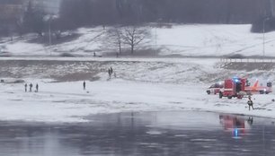 Sostinės gelbėtojai po Neries ledu ieško skenduolės