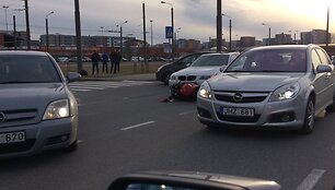 &Scaron;iaurės miestelyje susidūrė motociklas ir BMW automobilis