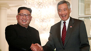 &Scaron;iaurės Korėjos lyderis Kim Jong Unas susitiko su Singapūro premjeru Lee Hsienu Loongu.