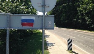 &bdquo;Sveikinimas&ldquo; Valstybės dienos proga: vandalai Nemenčinę i&scaron;margino Rusijos vėliavomis