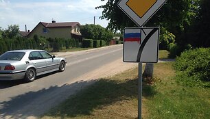 &bdquo;Sveikinimas&ldquo; Valstybės dienos proga: vandalai Nemenčinę i&scaron;margino Rusijos vėliavomis