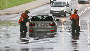 Užlieta Naugarduko ir Tūkstantmečio gatvių sankryža