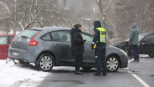 Trečiadienio vidurdienį Vilniuje, Verkių gatvėje, įvyko masinė avarija, kur sudaužyti 3 automobiliai