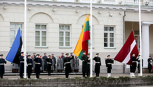 Prezidentūros aikštėje iškeltos trijų Baltijos valstybių vėliavos 