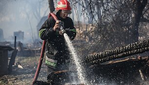 &Scaron;alčininkų rajone, Krakūnų kaime kilęs gaisras sunaikino apie 20 pastatų