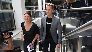 Gabrielius Landsbergis su &scaron;eima balsuoja i&scaron;ankstiniuose rinkimuose