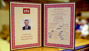 Gitanui Nausėdai įteikiamas Prezidento pažymėjimas