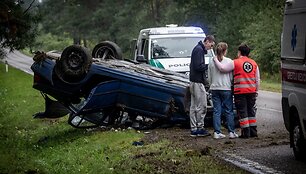Kelyje Barčiai &ndash; Varėna nuo kelio nulėkė ir apvirto automobilis