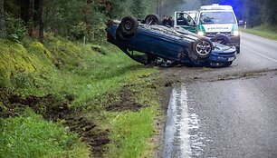 Kelyje Barčiai &ndash; Varėna nuo kelio nulėkė ir apvirto automobilis