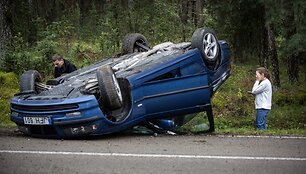 Kelyje Barčiai &ndash; Varėna nuo kelio nulėkė ir apvirto automobilis