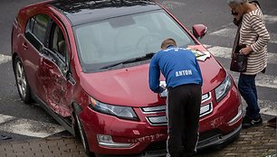 Varėnoje susidūrė šiukšliavežys ir lengvasis automobilis