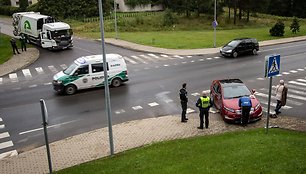 Varėnoje susidūrė šiukšliavežys ir lengvasis automobilis