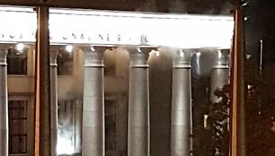 I&scaron; M.Mažvydo nacionalinės bibliotekos verčiasi dūmai