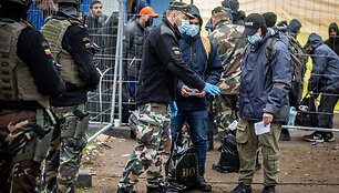 I&scaron; Rūdninkų migrantų stovyklos (&Scaron;alčininkų r.) gyventojai i&scaron;keliami į Kybartų (Vilkavi&scaron;kio r.) užsieniečių registracijos centrą