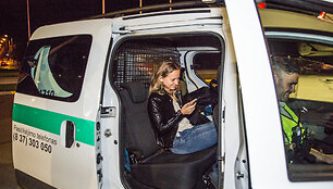 15min žurnalistė Karolina Stažytė rengia reportažą apie policijos pareigūnų darbą