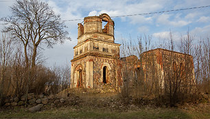 Apleista ir apteršta Rudaminos (Vilniaus raj.) cerkvė ir jos šventorius