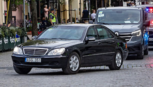 Šarvuotas Mercedes, kuriuo NATO viršūnių susitikimo metu buvo vežiojamas Ukrainos prezidentas Volodymyras Zelenskis