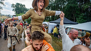 Festivalio „Mėnuo juodaragis“ metu žaidžiamas rąstplėšis – senasis lietuvių jėgos žaidimas 