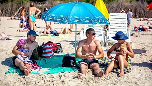Baltijos pajūrį nuklojo &scaron;imtai tūkstančių poilsiautojų