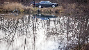 Vaikinas plauna BMW Verkių regioniniame parke