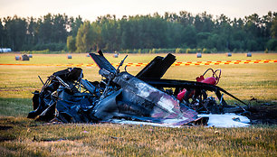 Kyviškėse nukrito akrobatinis lėktuvas ir žuvo pilotas