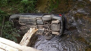 Patekęs į avariją kontrabandininkų žvalgų automobilis