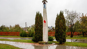 Vandalų rinkiminę naktį i&scaron;niekinta &scaron;ventojo skulptūra