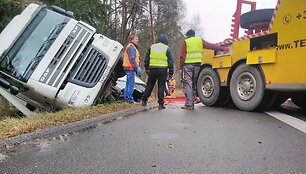 Ties Rum&scaron;i&scaron;kėmis nuo kelio nuvažiavo vilkikas