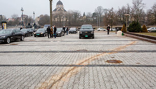 Neblaivus JAV ambasados vairuotojas Seimo aikštėje sukėlė avariją