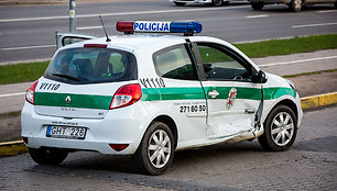 Sostinės Žirmūnų gatvėje policijos patrulių automobilis pateko į avariją