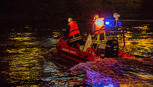 Gelbėtojai narai tikrina pranešimą apie Neryje pastebėtą kūną