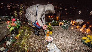 Čigonai kapinėse prisimena mirusiuosius ir aukoja jiems aukas