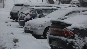 Eismą šalies keliuose sunkina plikledis ir šlapdriba