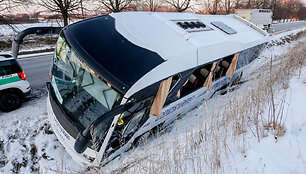 Biržų rajone nuo kelio nuslydo mar&scaron;rutinis autobusas