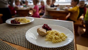 Lentvario vaikų darželyje „Šilas“ kontrolieriai tikrino maitinimo kokybę