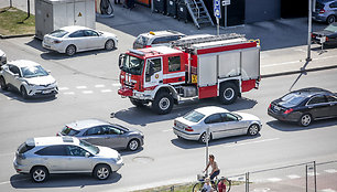 Sostinės Pieninės gatvėje gelbėtojai gesino automobilį