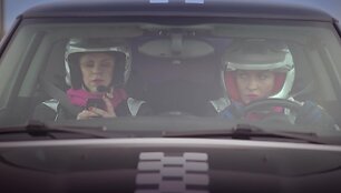 kokia-zala-automobiliui-padaro-pavasarines-duobes