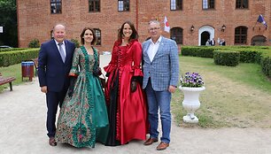 Kauno rajono meras Valerijus Makūnas (kairėje) ir Kauno miesto meras Visvaldas Matijo&scaron;aitis su Kauno rajono TVIC direktore Aistė Sinkevičiene ir jos pavaduotoja Rima Noreikaite