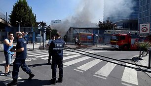 Svarbioje Paryžiaus traukinių stotyje dėl didžiulio gaisro paralyžiuotas eismas