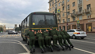 Rusų kariai stumia autobusą Maskvos gatvėje