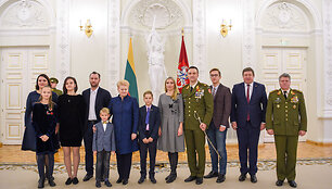 Prezidentė suteikė generolo laipsnius ir valstybinius apdovanojimus Lietuvos karininkams