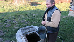 Alvydas Savickas i&scaron; Duonelaičių kaimo vandenį geria i&scaron; nuosavo kieme esančio &scaron;ulinio