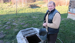 Alvydas Savickas i&scaron; Duonelaičių kaimo vandenį geria i&scaron; nuosavo kieme esančio &scaron;ulinio
