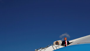 JAV prezidentas Donaldas Trumpas lipa į lėktuvą, vykstantį į Ohajo valstiją