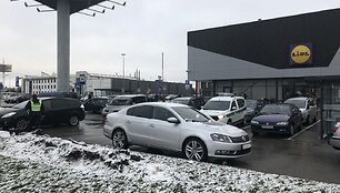 Pramonės pr. esančio prekybos centro stovėjimo aik&scaron;telė Kaune