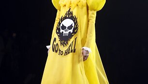 &bdquo;Viktor & Rolf&ldquo; 2019 m. pavasario ir vasaros kolekcijos modelis