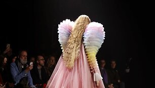 &bdquo;Viktor & Rolf&ldquo; 2019 m. pavasario ir vasaros kolekcijos modelis