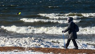 Plaukiojimas banglente Suomijos įlankoje žiemos metu